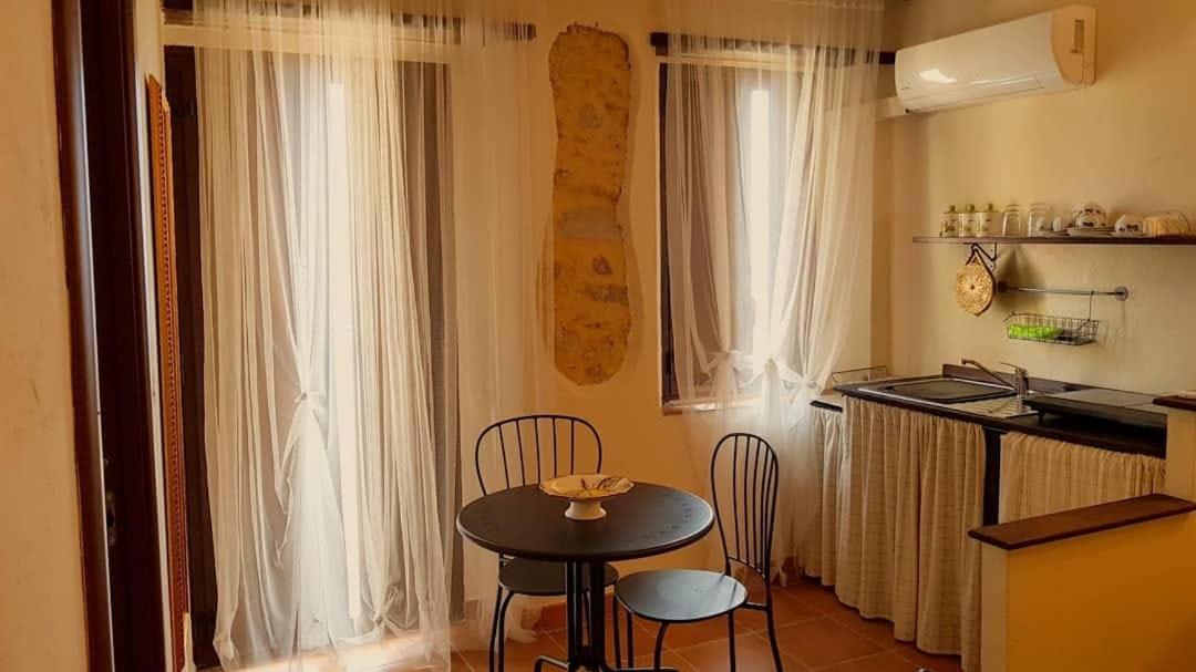 Perla Del Borgo Appartamenti ซานตาการเตรินา เดลโล โยนิโอ ภายนอก รูปภาพ